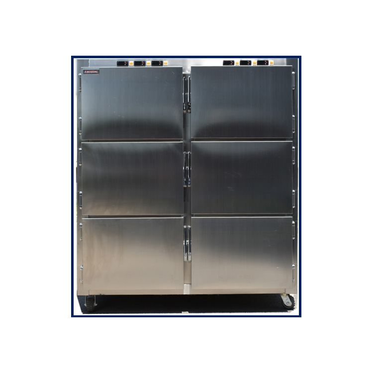 عند تخزين الجثث في مشرحة المستشفى، ما هي درجة الحرارة التي يجب أن يحافظ عليها نظام التبريد لضمان الحفظ وكفاءة الطاقة؟